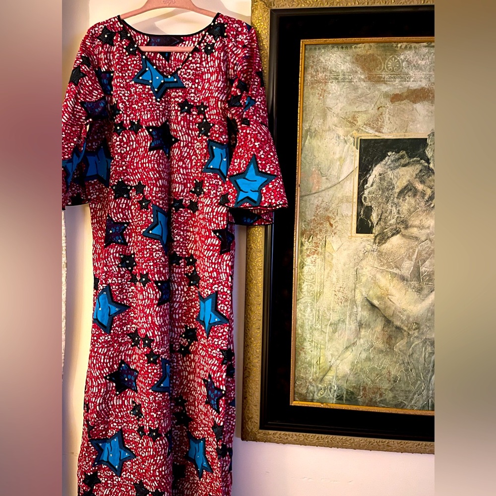 Beautiful caftan that can fit a size medium, large or extra large.